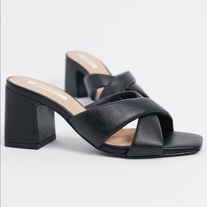 Heeled sandals in black